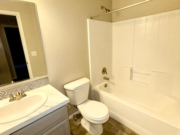 4672 N Alester Ave — Photo 7