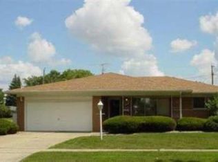 29190 Birchcrest Dr, Warren, MI 48093