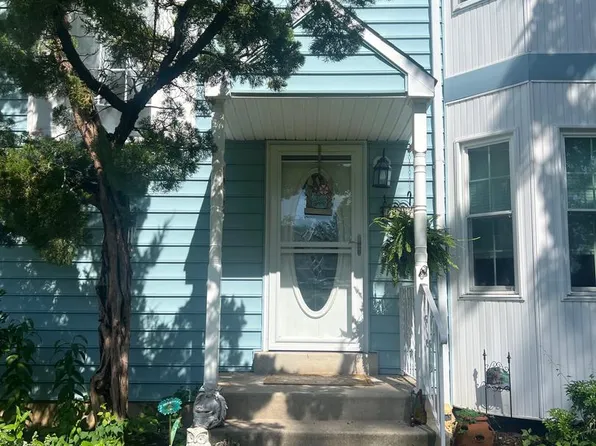 614 Woodgate Ln, Upper Chichester, PA 19014