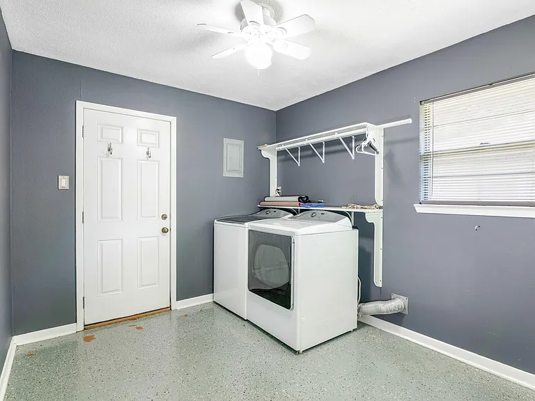 2202 Eaves Dr — Photo 14