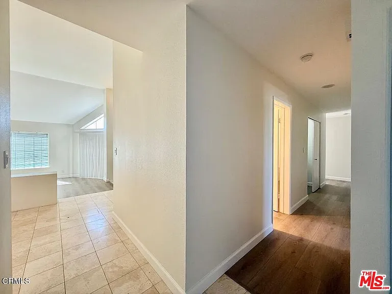 574 Island View Cir — Photo 4