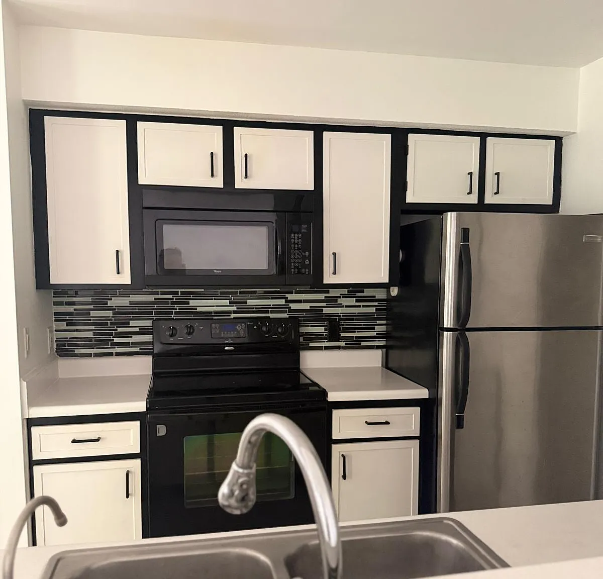 2 bed, 2.0 bath, 884 sqft, $2,150 — Photo 2