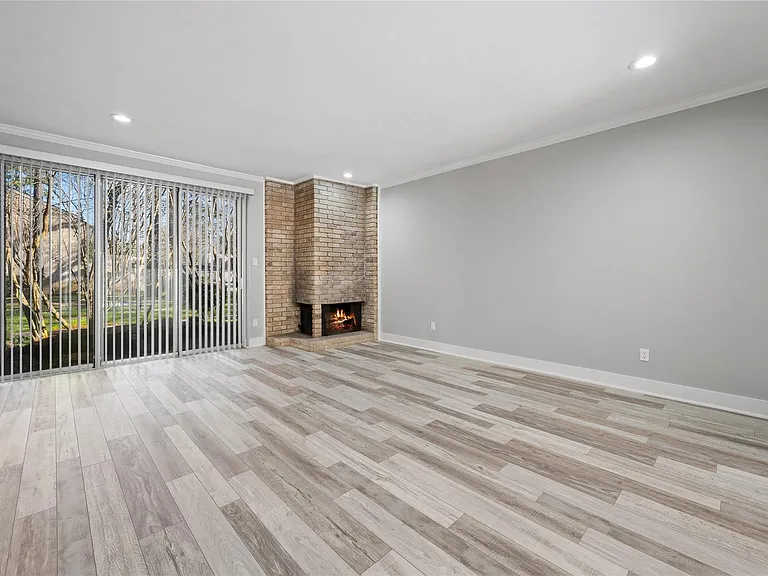 2113 Lake Village Dr — Photo 14