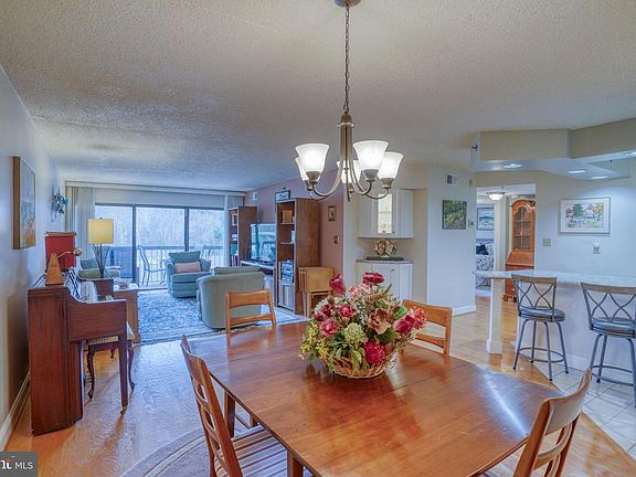 3rd image of 1704 N Park Dr APT 605