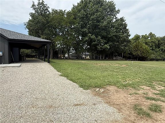 4th image of 121 Elm Dr