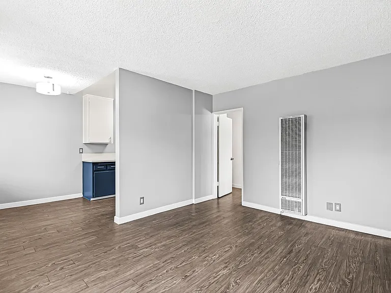 539 E 11th Street — Photo 2