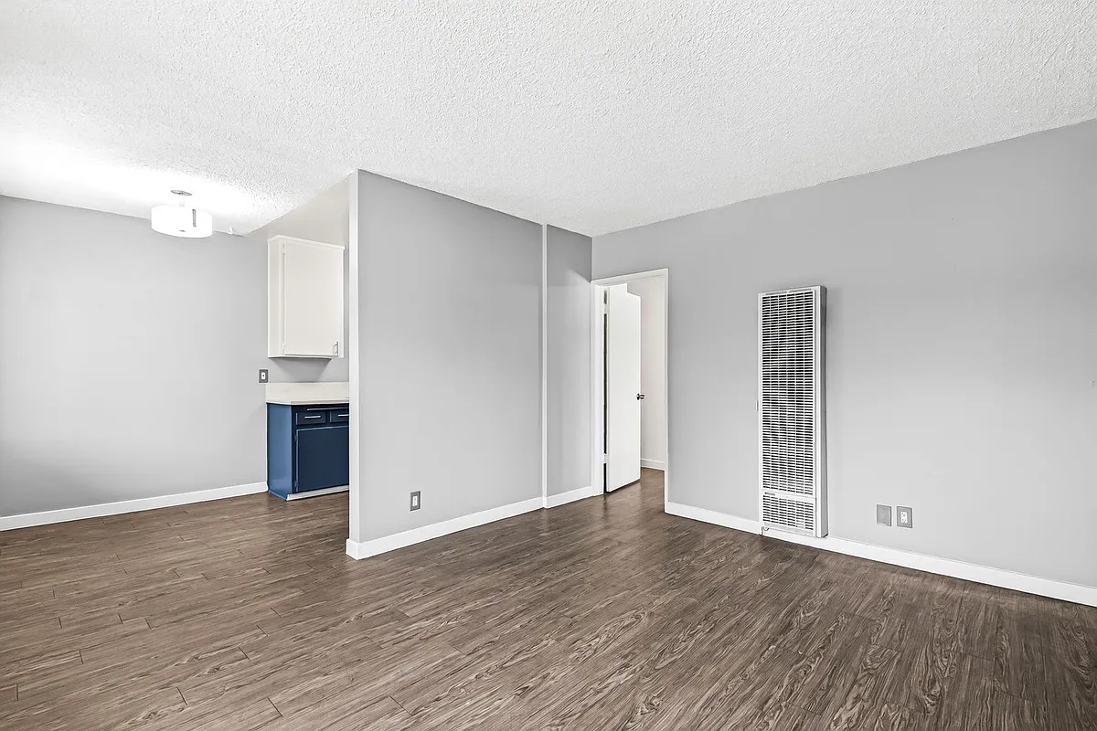 Building Photo - 539 E 11th Street