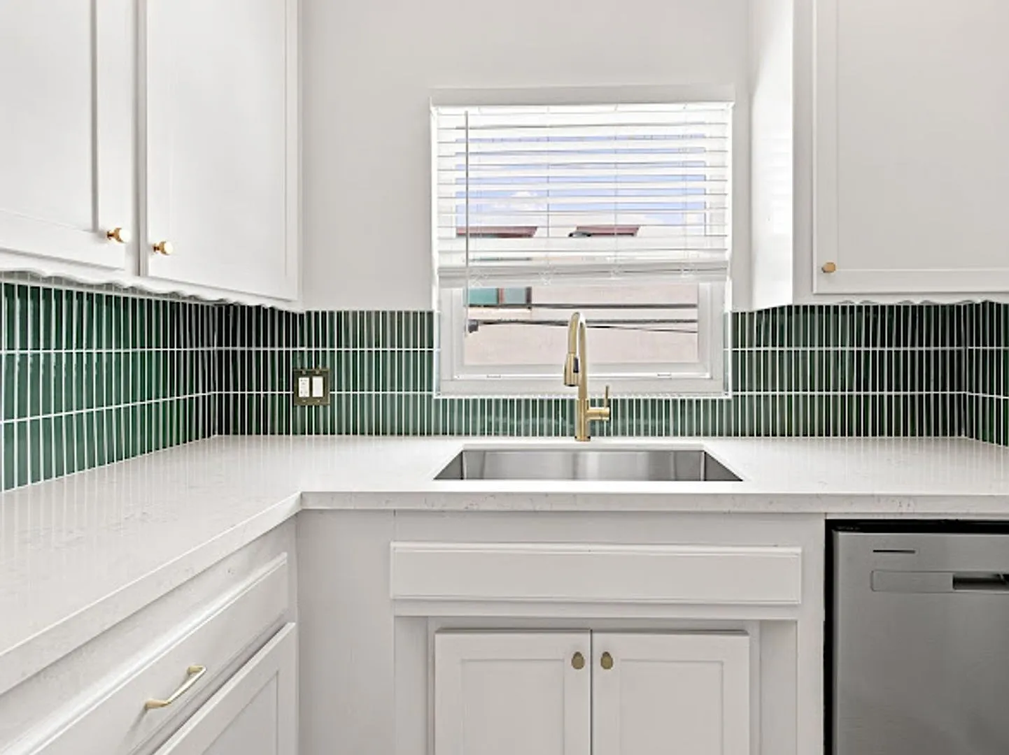 Newly Remodeled 1-Bedroom Upper Unit in Alamitos Beach — Photo 3
