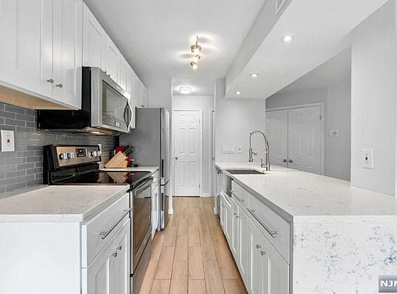 5th image of 1485 John St