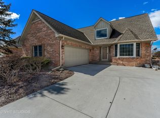 999 Plantain Ct, Crystal Lake, IL 60014