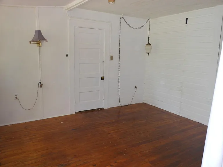 Master Bedroom - door to pantry
