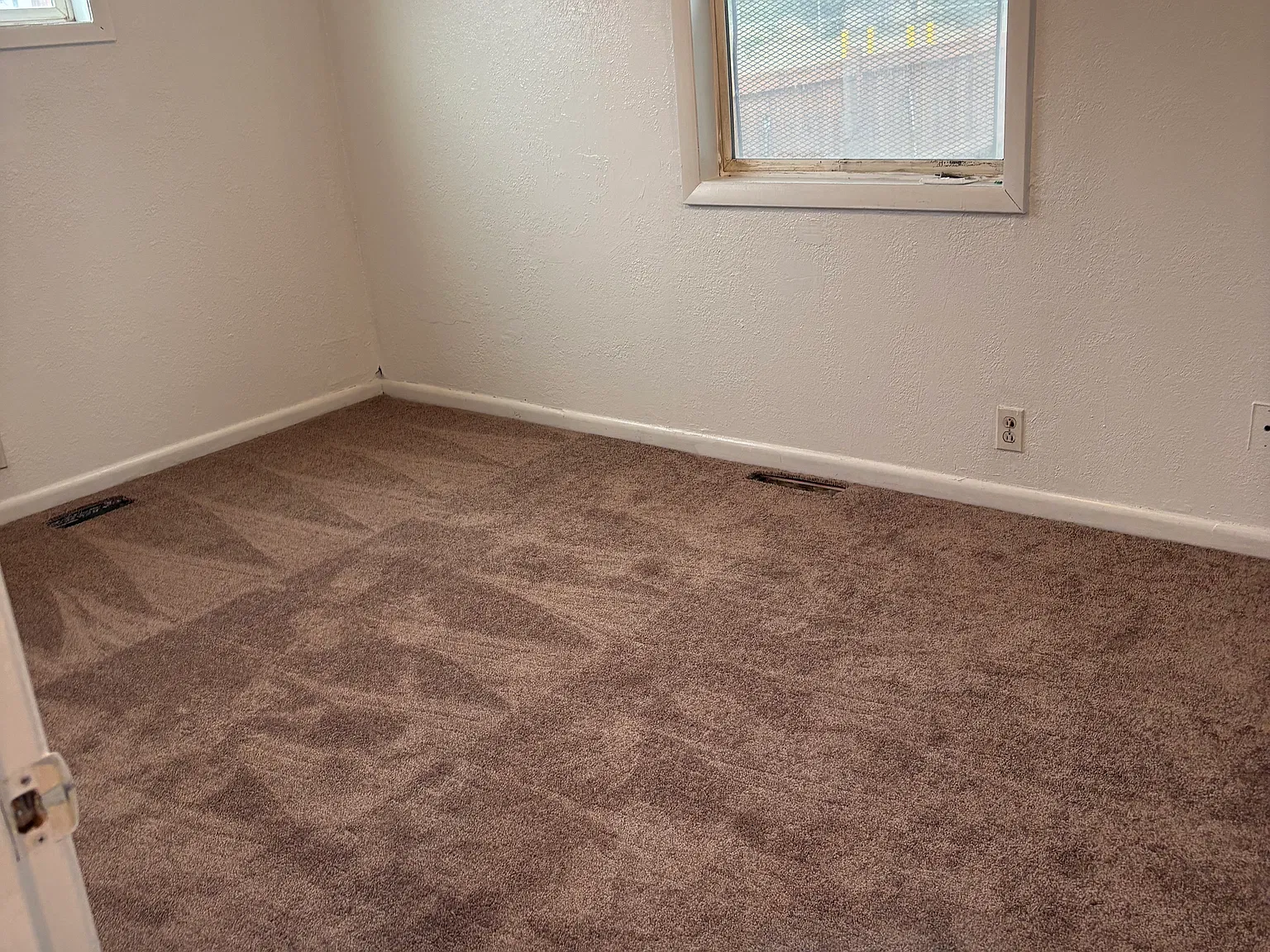 3 bed, 840 sqft, $2,300 — Photo 3