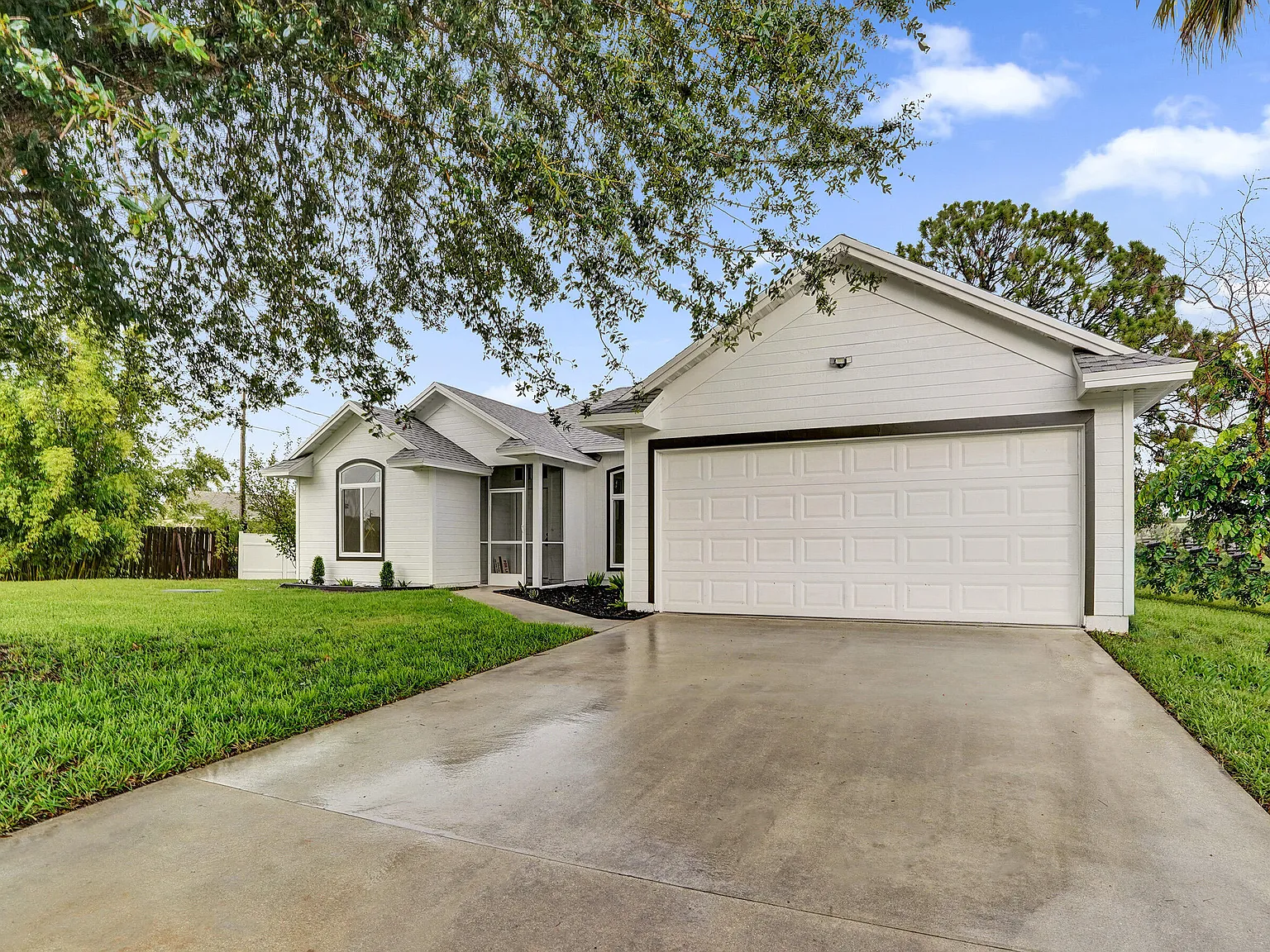 3 bed, 2.0 bath, 1296 sqft, $2,600 — Photo 2