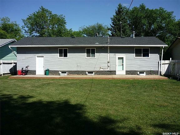 3rd image of 404 3rd Ave N
