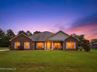 12112 Poplar Dr, Ocean Springs, MS 39565