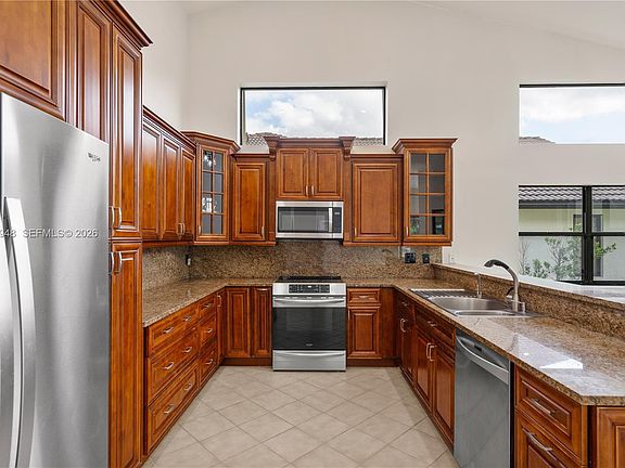 4th image of 1087 Deerwood Ln
