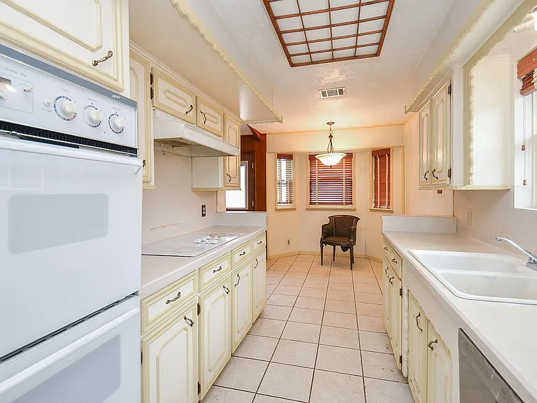 9323 Claridge Dr — Photo 13