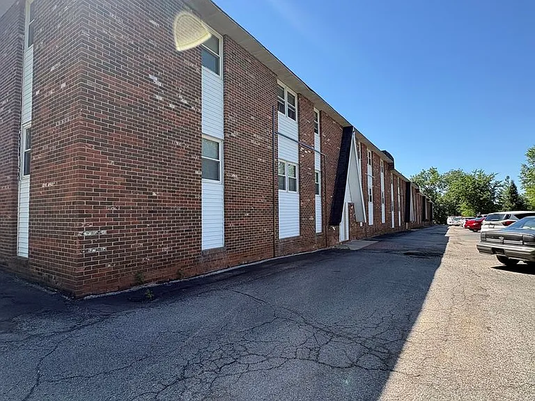 Peoria Place Apartments — Photo 2