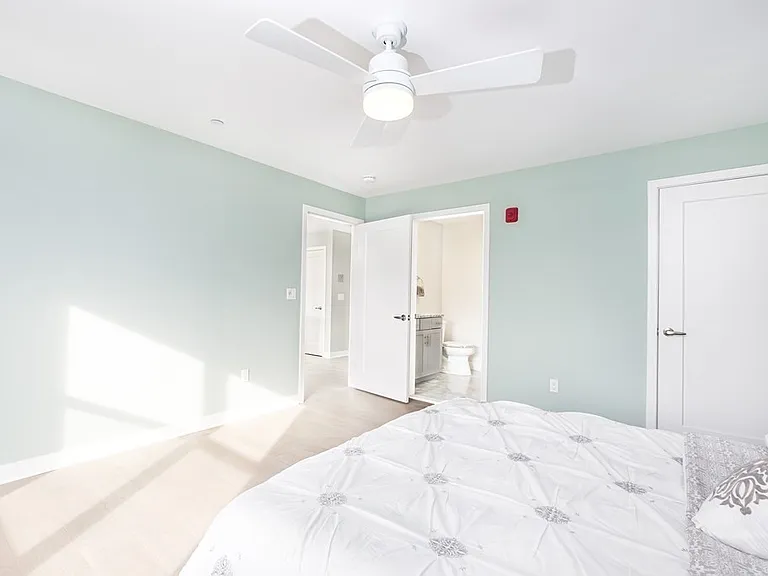 450 American Legion Hwy #304 — Photo 7