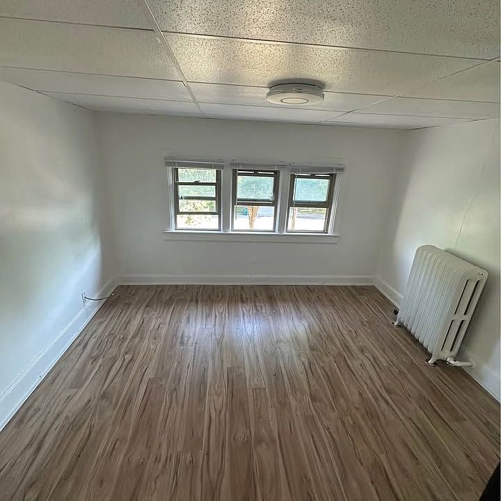 Has large storage closet same size as bed closet - See picture