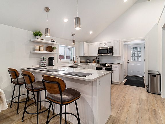 Kitchen w/bar seating
