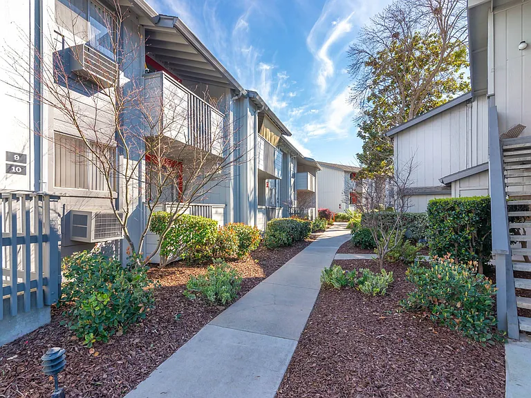 Sunnyvale Crossings — Photo 15