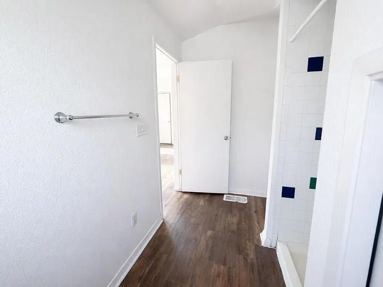 212 Lessin Ln #B — Photo 6