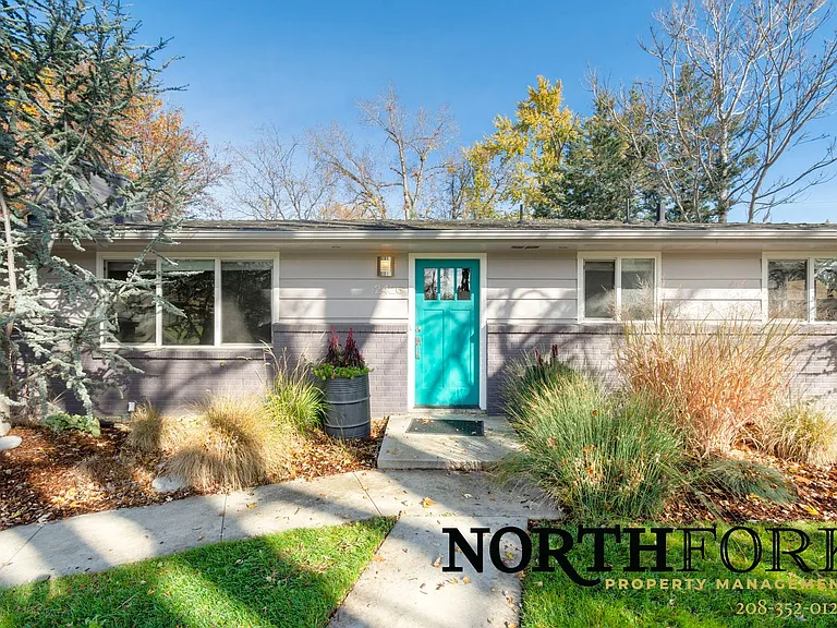 2426 N Redway Rd — Photo 2