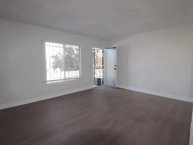 716 E Vernon Ave — Photo 1