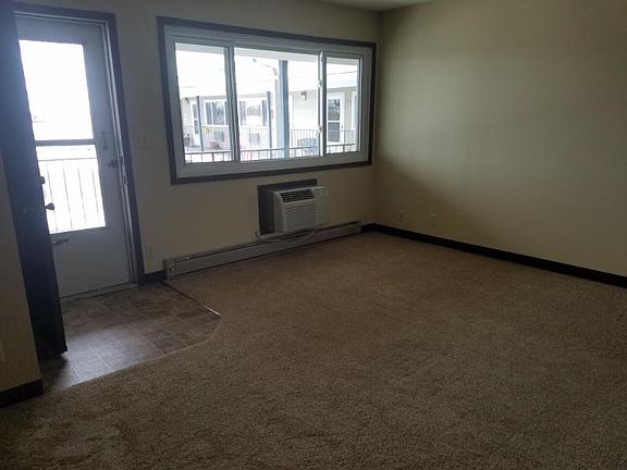 3rd image of 909 N Custer Ave