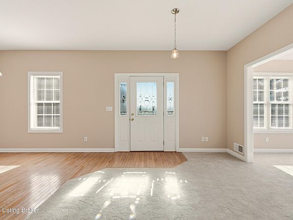 5th image of 102 Ashton Ct