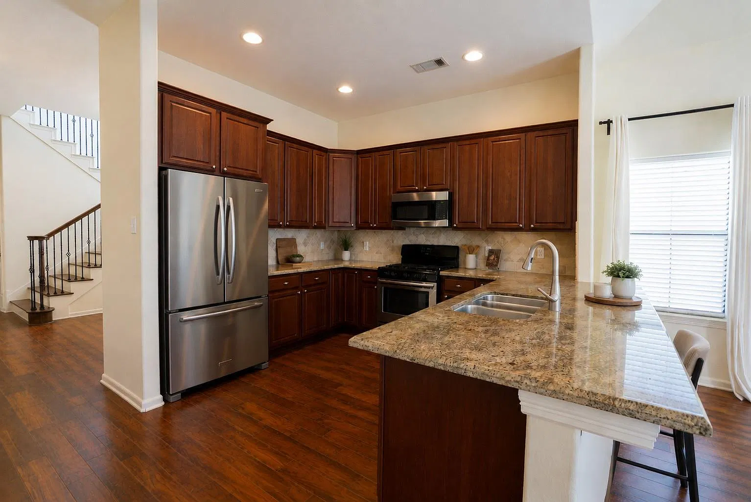 5 bed, 3.0 bath, 2298 sqft, $2,400 — Photo 3