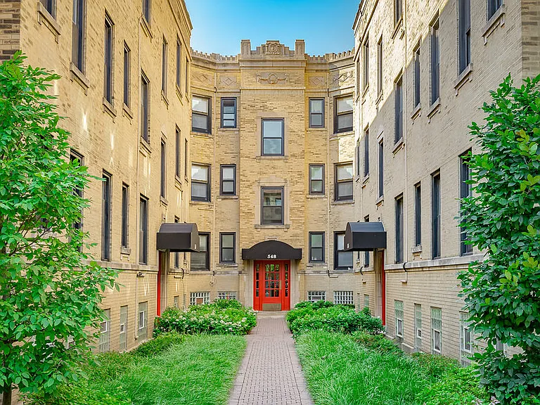 544-52 W. Briar Pl. — Photo 1