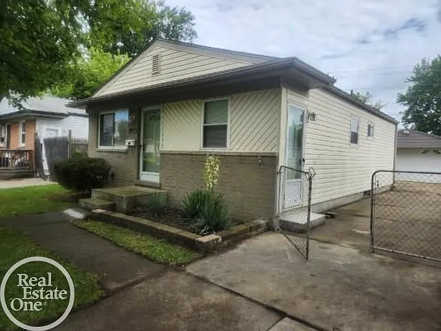 3 bed, 1.0 bath, 1000 sqft, $1,799 — Photo 2