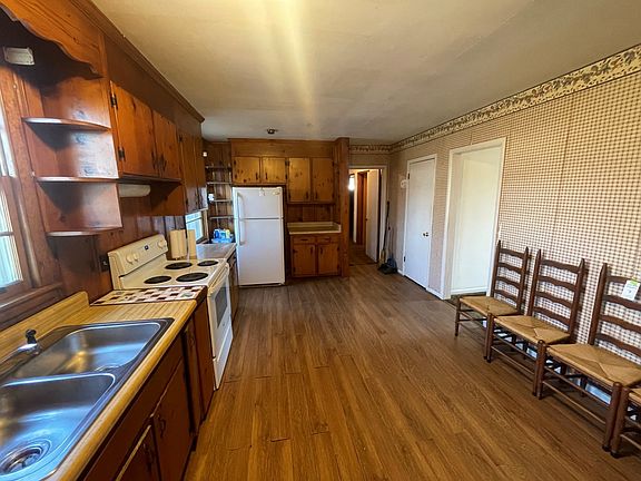 4th image of 150 Anton Dr