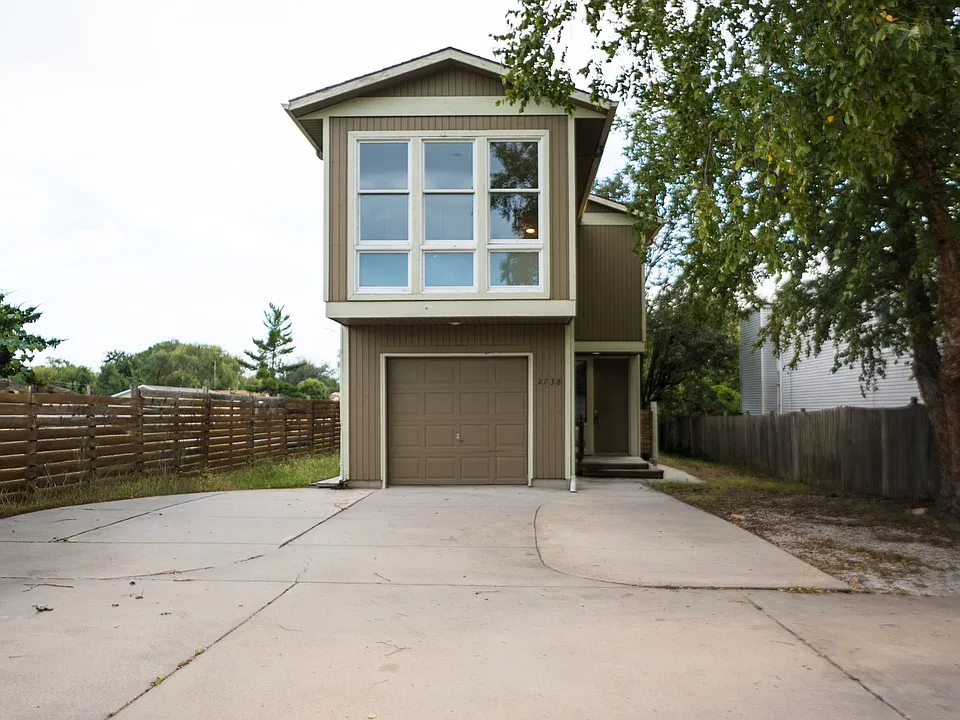 2738 E Conquest St