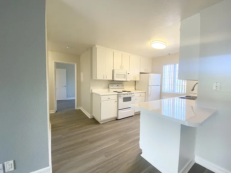 Chateau Spring Gardens Apartments — Photo 51