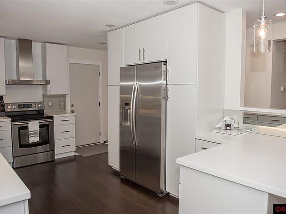 5th image of 415 James Ave