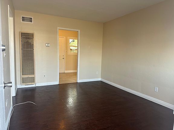 3rd image of 550A E Flower St