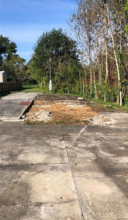 1st image of 233 Twin Lakes Cir