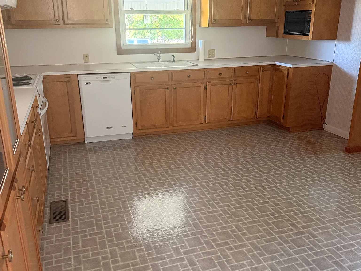 3 bed, 2100 sqft, $1,885 — Photo 4