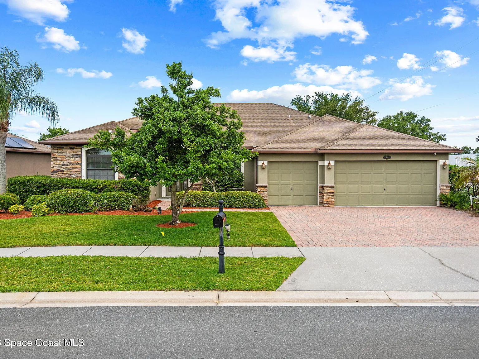 4 bed, 3.0 bath, 2558 sqft, $3,000 — Photo 1