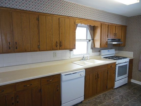 5th image of 704 Wood Ave