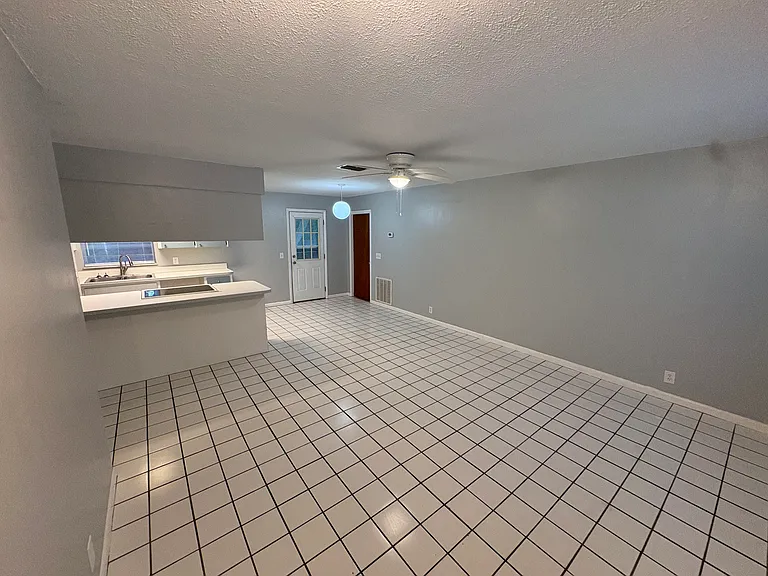927 Russell Ave — Photo 6