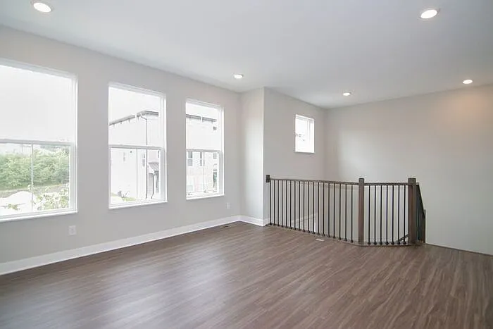 933 Yorkshire Ln — Photo 4
