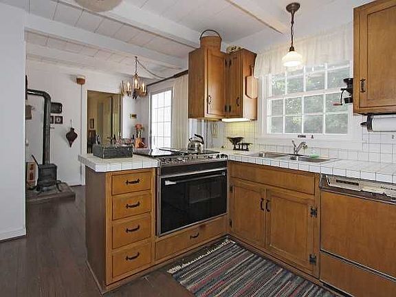 5th image of 715 Bloor Ln