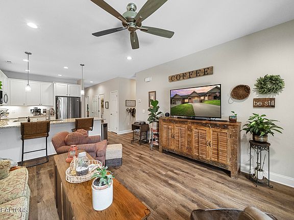 5th image of 492 Jacksonian Way