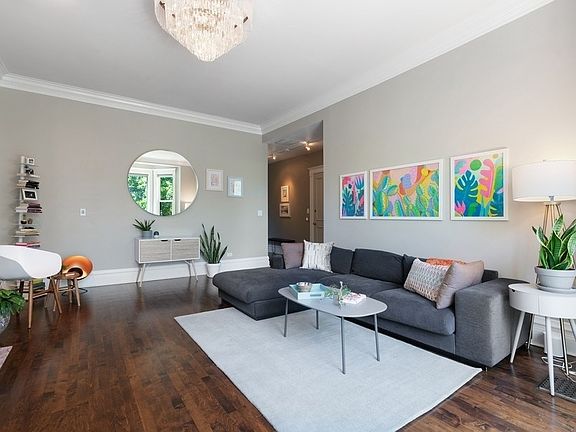 4th image of 810 W Buckingham Pl APT 3W