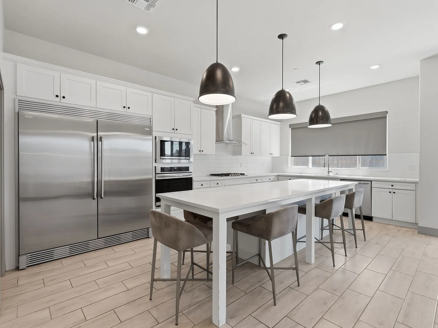 4 bed, 2570 sqft, $3,550 — Photo 3