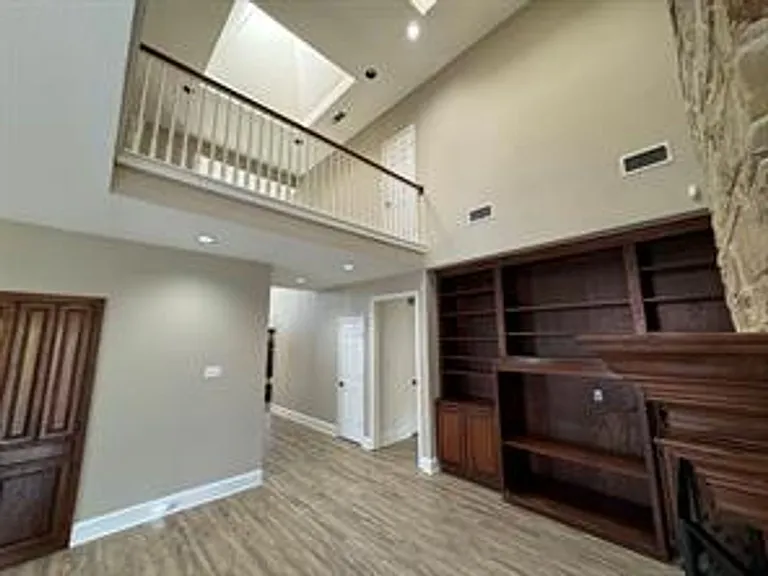 1100 Hunters Creek Dr — Photo 6